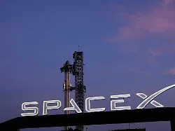 Start einer SpaceX-Rakete zur Beförderung von Starlink-Satelliten in den Erdorbit.