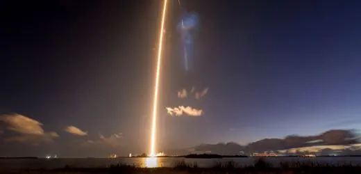 Elon Musk, SpaceX-Rakete und Tesla-Fahrzeug symbolisieren die mögliche Fusion der Unternehmen.
