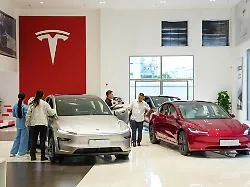 Ein Tesla-Elektroauto auf einer Autobahn