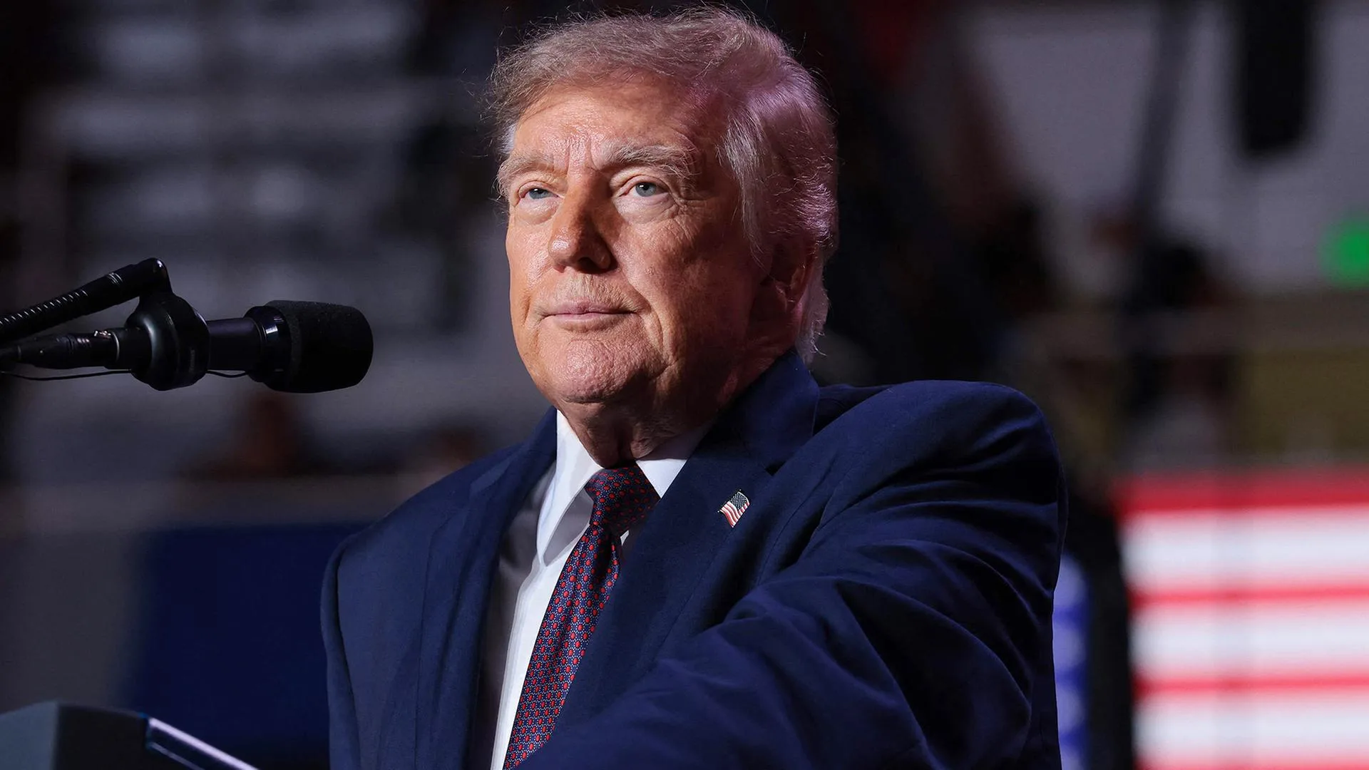 Donald Trump mit entschlossenem Blick, im Hintergrund eine stilisierte Darstellung von Friedensverhandlungen.