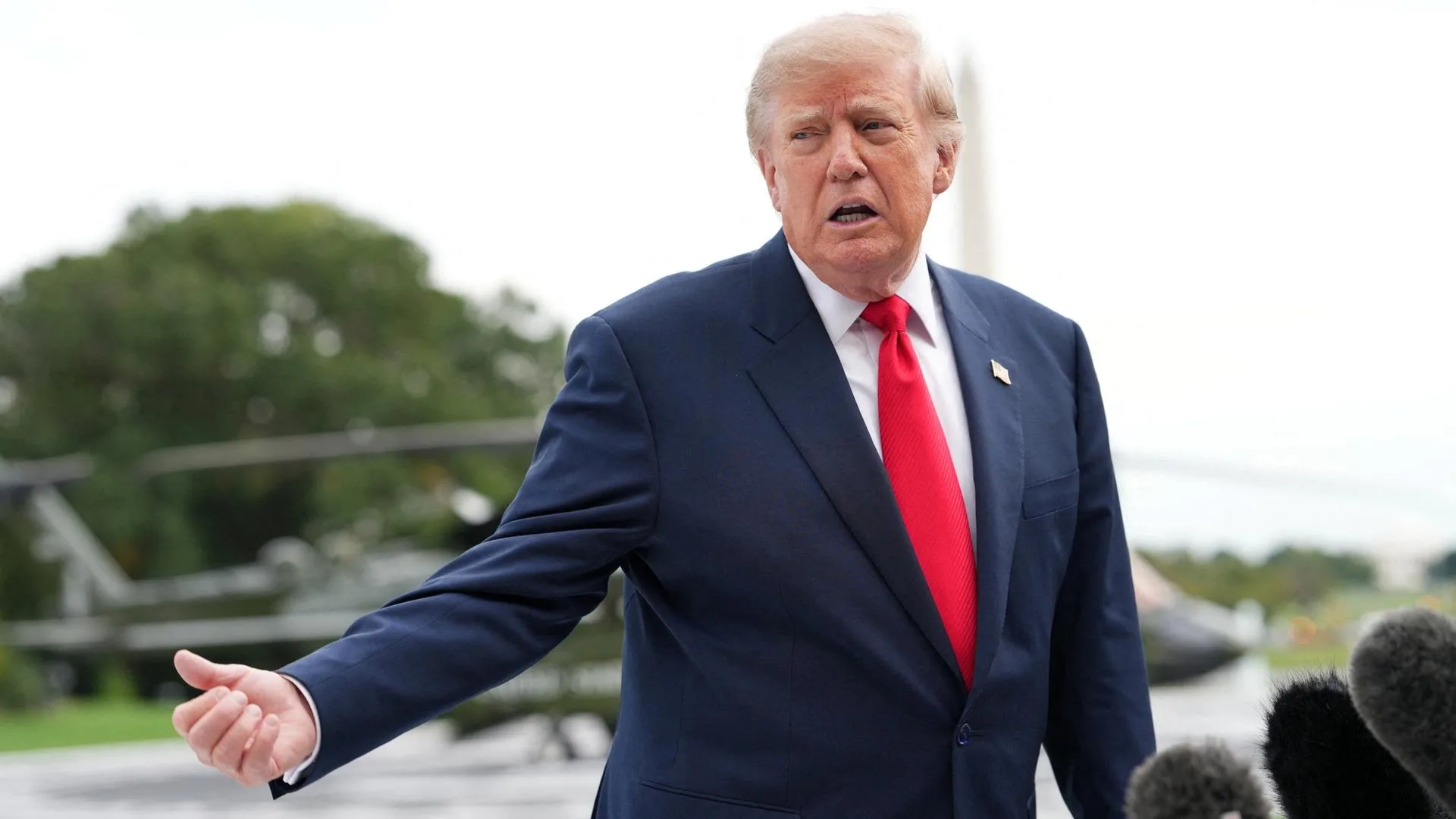 Donald Trump und Wladimir Putin vor dem Hintergrund einer Ölraffinerie und eines Tankers