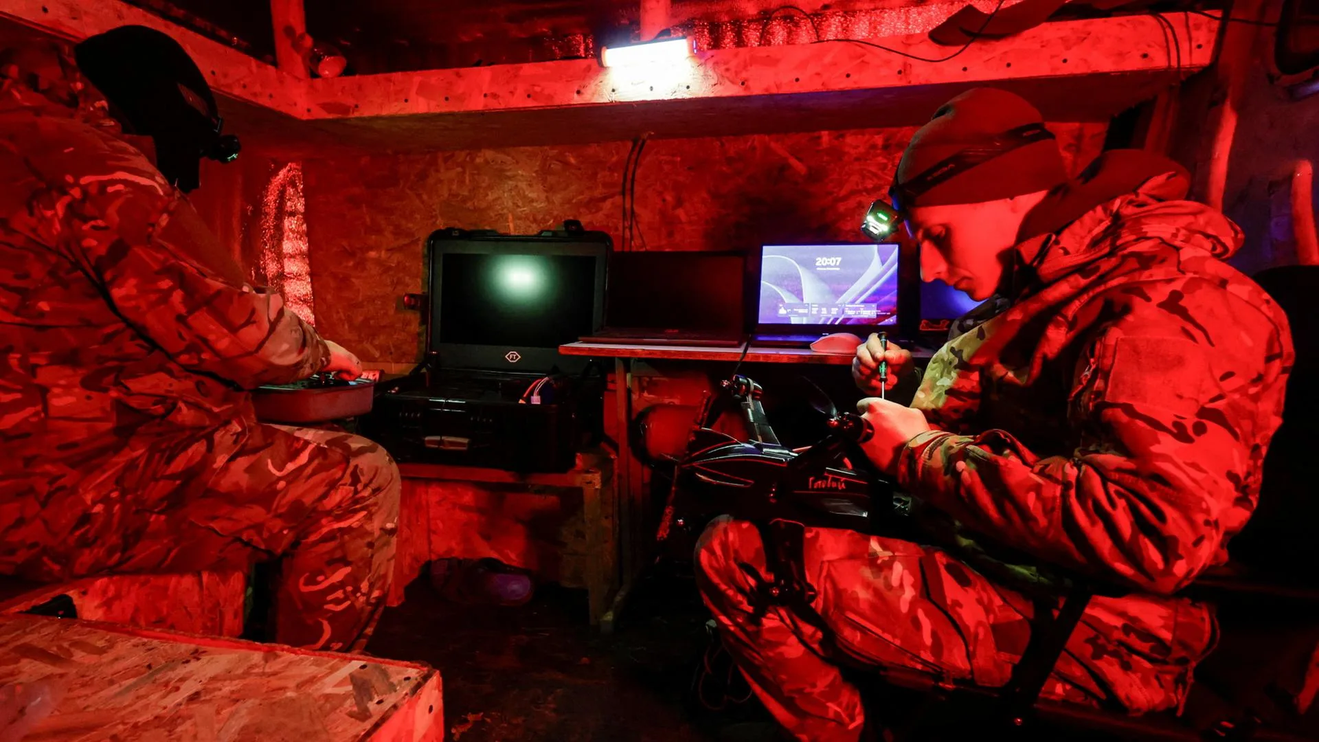 Ukrainischer Soldat mit Aufklärungsdaten und Starlink-Satellitenschüssel