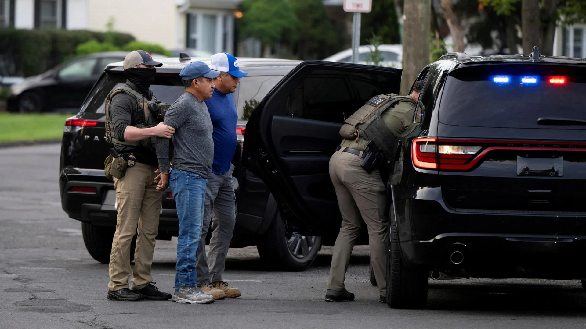 ICE-Fahrzeuge halten Arbeiter in Michigan an, symbolisch für Trumps Migrationspolitik