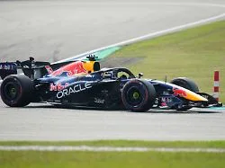 Max Verstappen fährt im Red-Bull-Formel-1-Wagen auf dem Sepang International Circuit.