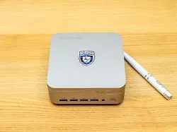 Der kompakte Mini-PC Vzmore AX9 Max auf einem modernen Schreibtisch