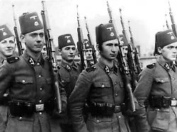 Historische Darstellung der multiethnischen Zusammensetzung der Waffen-SS während des Zweiten Weltkriegs.