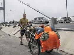 Der Abenteurer Karl Bushby nach seiner Ankunft am Strand von Dover.