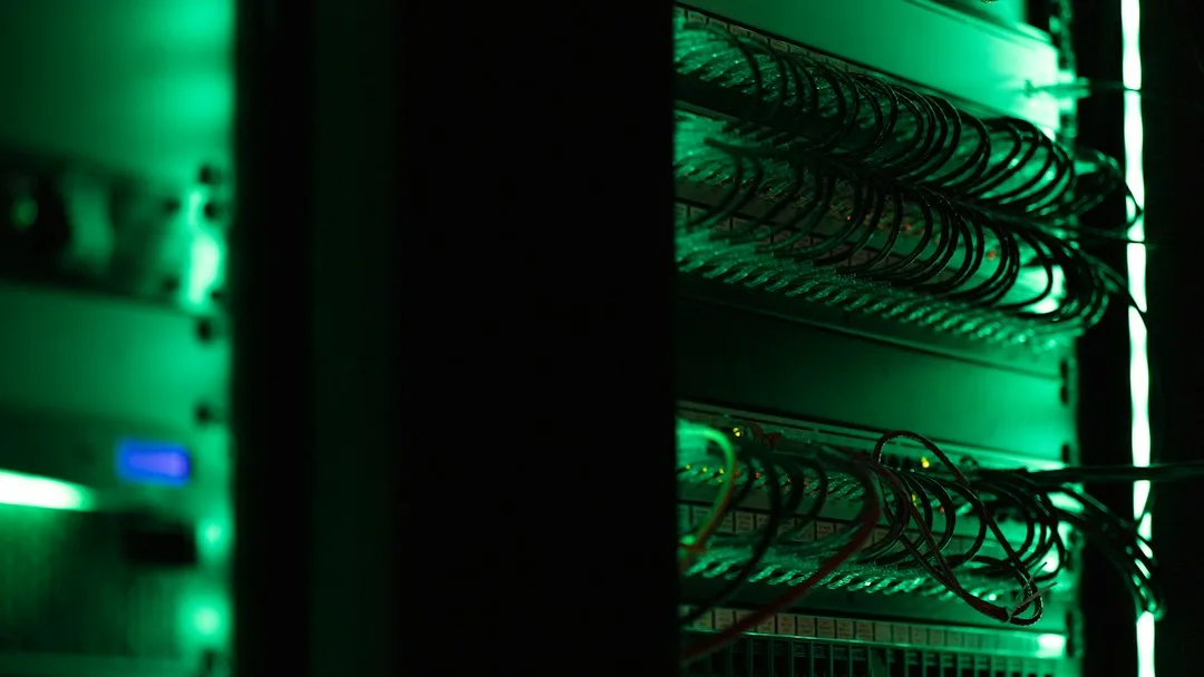 Server-Racks in einem Rechenzentrum mit visuellen Hinweisen auf Cybersicherheit