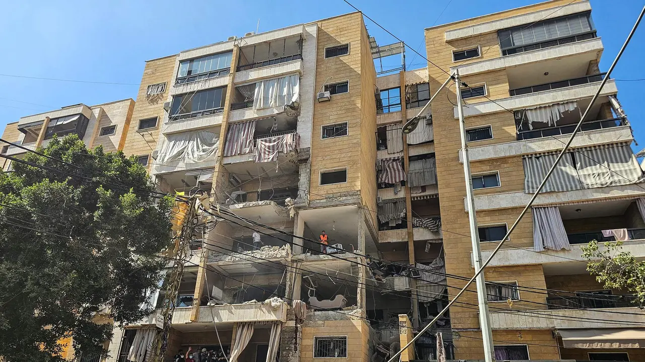 Rauch steigt nach israelischen Luftangriffen über den Vororten von Beirut auf.