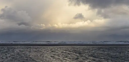 Surfer überlebt Nacht auf stürmischer Nordsee vor Borkum